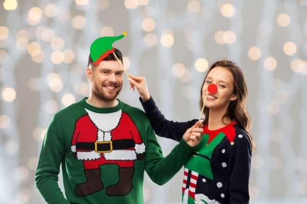 mitarbeiter verkleidet auf weihnachtsfeier