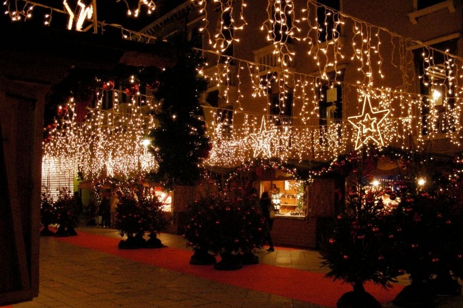 mobiler-weihnachtsmarkt-aschaffenburg-stimmungsvolle-lichter