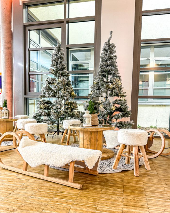 weihnachtsdekoration-loungeecke-aus-schlitten