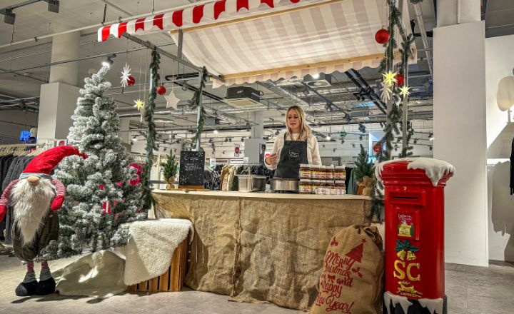 marktstand-mit.rot-weissem-dach