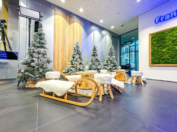 schlitten-lounge-ecke-weihnachtsfeier-deko