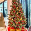 geschmückter-kunstweihnachtsbaum-mit-kugeln-geschmückt