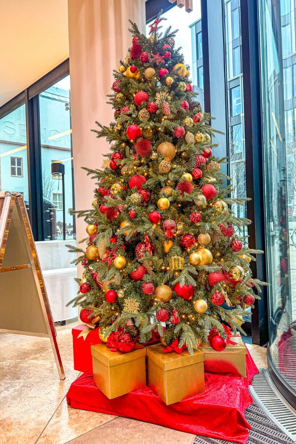 geschmückter-kunstweihnachtsbaum-mit-kugeln-geschmückt