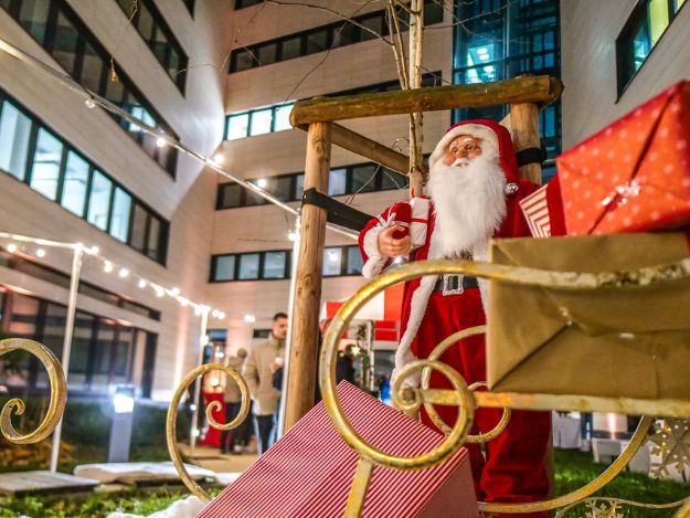 goldener Schlitten mit-geschenken