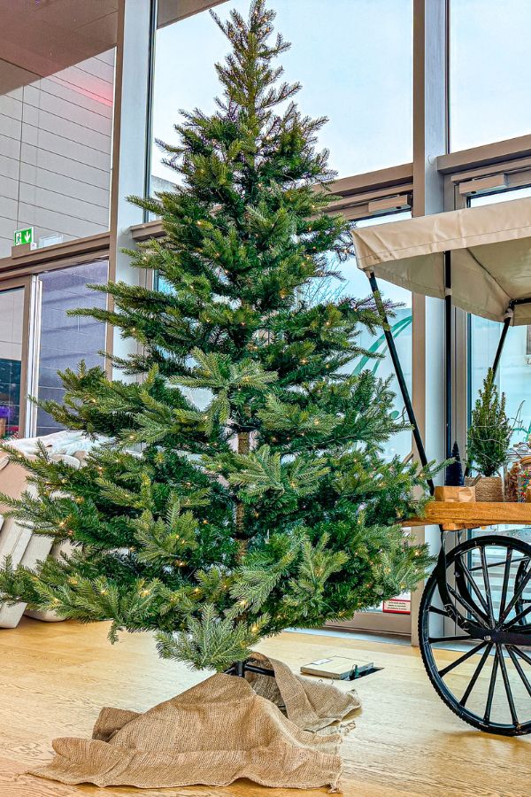kunst-weihnachtsbaum-geschmückt-licht-kugeln