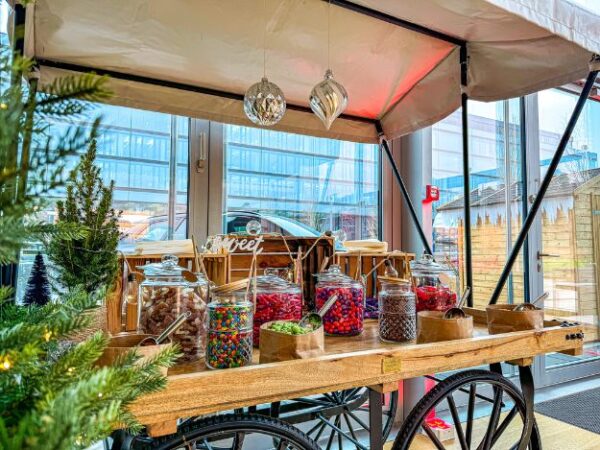 tramark-weihnachtswagen-mit-dach