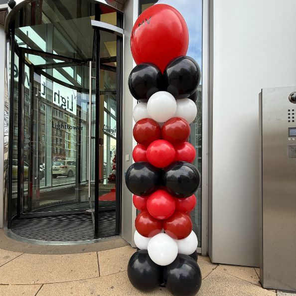 Empfangsbereiche mit Ballonbogen
