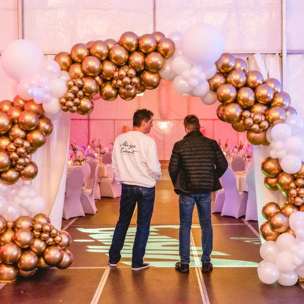 Jubiläen & Mitarbeiterfeste mit Ballons in Unternehmensfarben