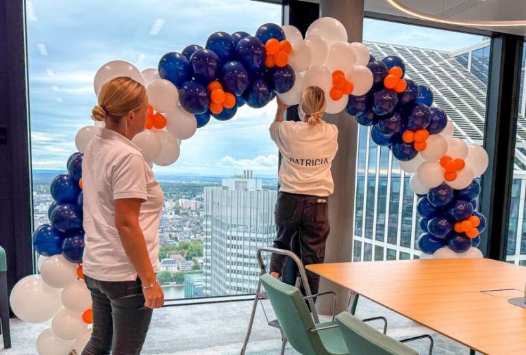 Meyer Events Team beim Aufbau einer Ballon-Dekoration in Frankfurt