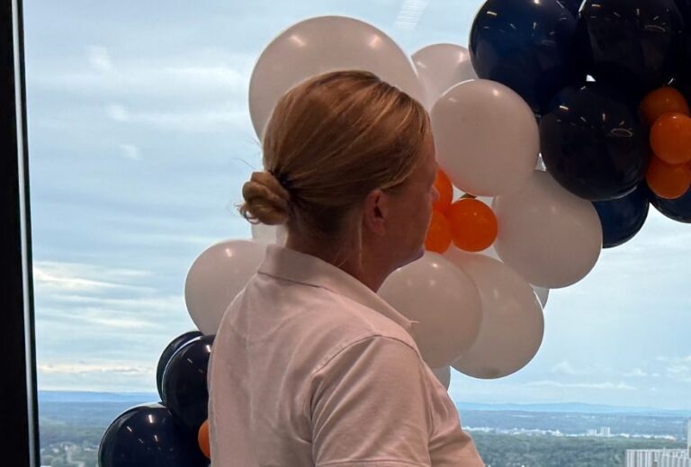 Teammitglied von Meyer Events baut Ballondekoration in Frankfurt auf – Komplettservice von Aufbau bis Abbau