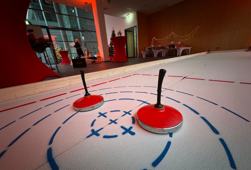 Eisstockschießen auf Weihnachtsmarkt-Firmenevent – Teamaktivität mit Spaß und Wettbewerb