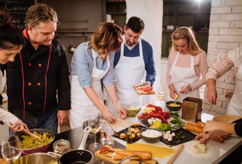 Mitarbeiter kochen gemeinsam beim Team-Event auf Weihnachtsfeier in Frankfurt – gemeinsames Erlebnis mit Spaßfaktor