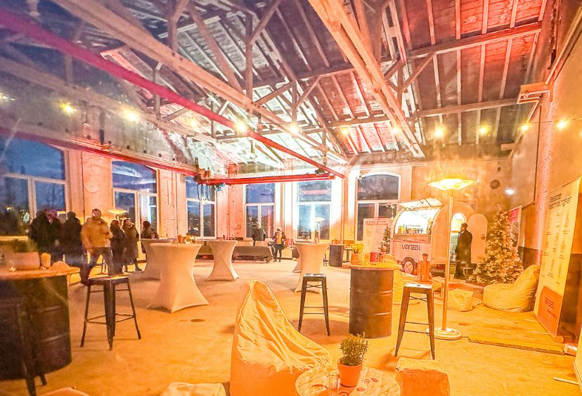 Lichterketten und festlich dekorierte Halle für Betriebsweihnachtsfeier in Frankfurt