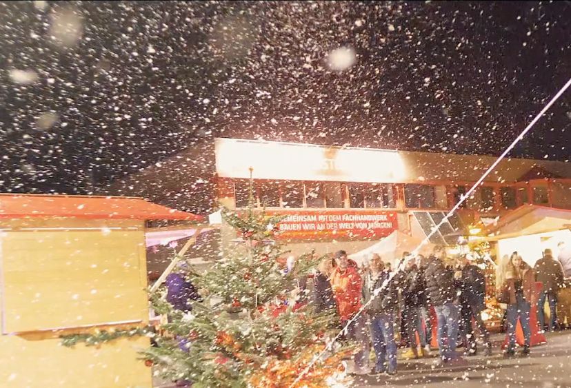 Künstliche Schnee-Effekte auf Outdoor-Weihnachtsfeier Frankfurt – Winterstimmung mit Beleuchtung