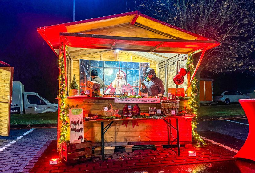 Festlich beleuchtete Weihnachtsmarkthütte mit Lichterkette und Glühweinduft auf Firmenweihnachtsfeier Frankfurt