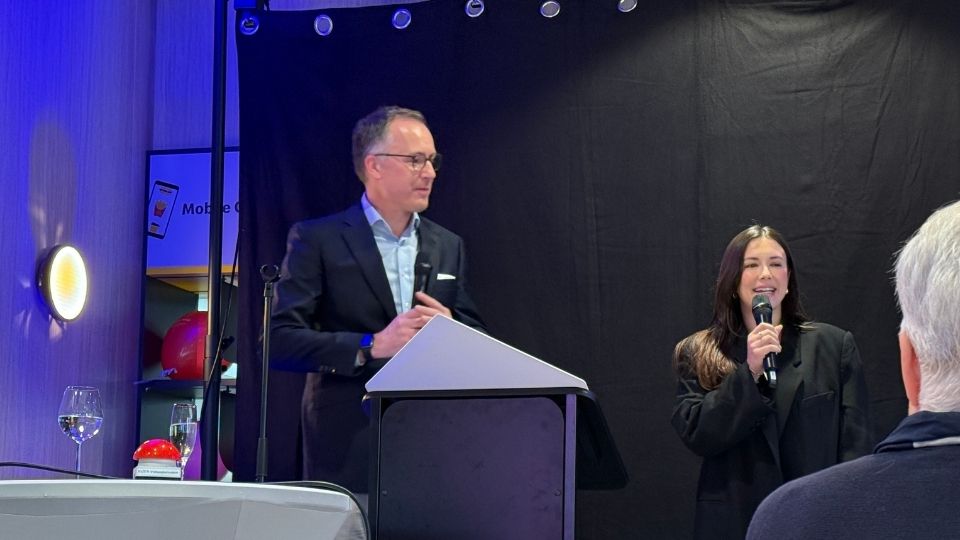 inhaber, laura-hoffmann-beim-interview.eroieffnungsfeier-buehne