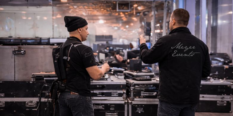 Techniker-Team für Veranstaltungstechnik beim Aufbau eines Events in Berlin