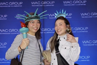 Besucher nutzen Fotobox mit lustigen Props auf Messe Event