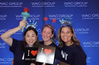 Eventgast posiert vor Fotobox Branding Hintergrund mit Event Accessoires.