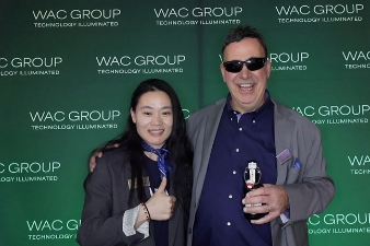 Gäste mit Motto Props nutzen Fotobox auf internationalem Firmenevent.