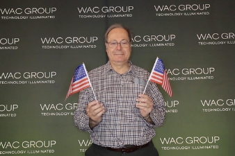 Teamfoto mit Fotobox Accessoires vor Corporate Branding Hintergrund.