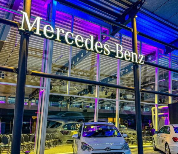 Professionelles Lichtkonzept mit Ambientebeleuchtung für Veranstaltung