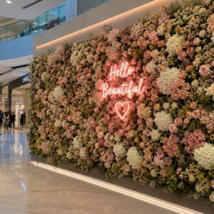 Elegante Blumenwand in Rosa und Weiß mit Neon-Schriftzug als Fotospot für Firmenveranstaltungen , Einkaufscenter und Events