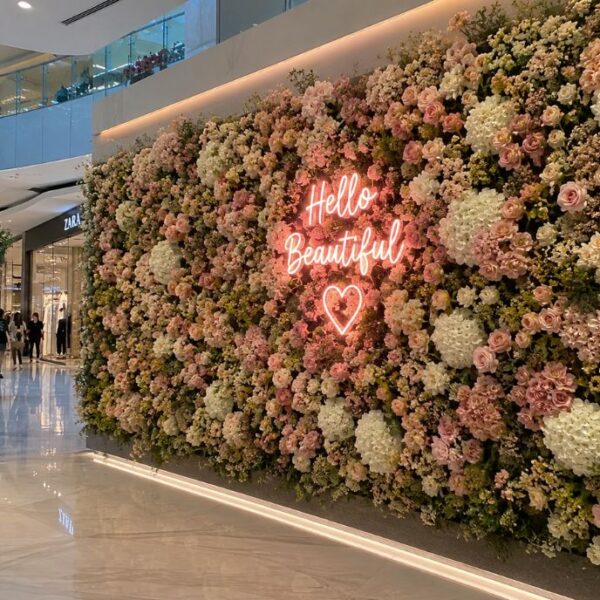 Elegante Blumenwand in Rosa und Weiß mit Neon-Schriftzug als Fotospot für Firmenveranstaltungen , Einkaufscenter und Events