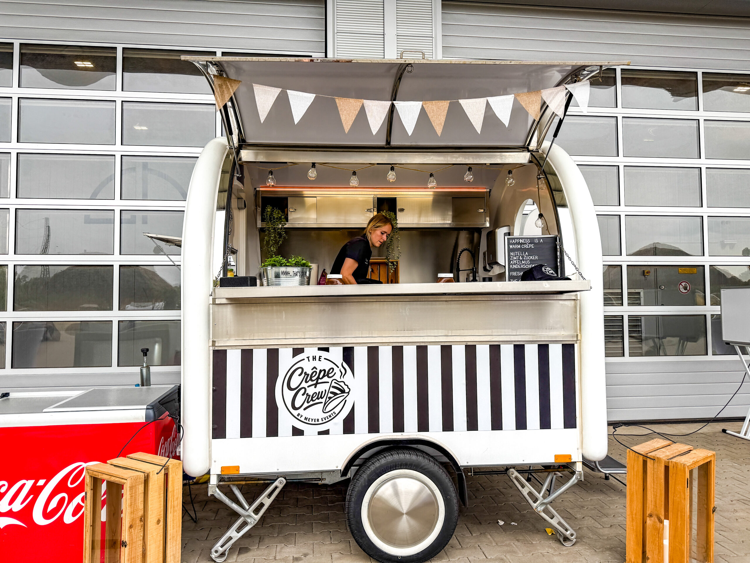 Crêpe-Wagen mieten: echter gebrandeter Hauptwagen von The Crêpe Crew