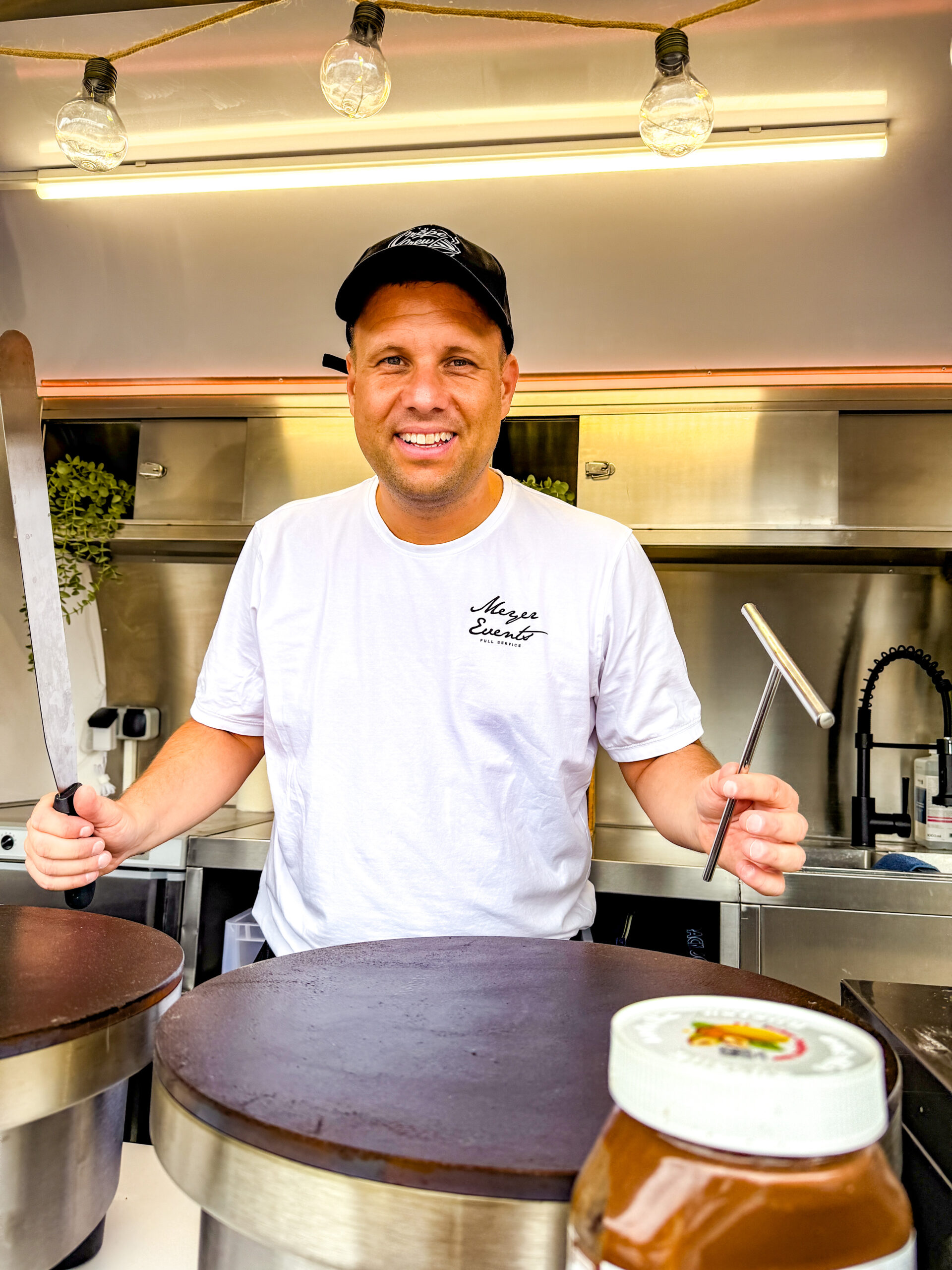 Martin von The Crêpe Crew an den professionellen Krampouz-Crêpeplatten