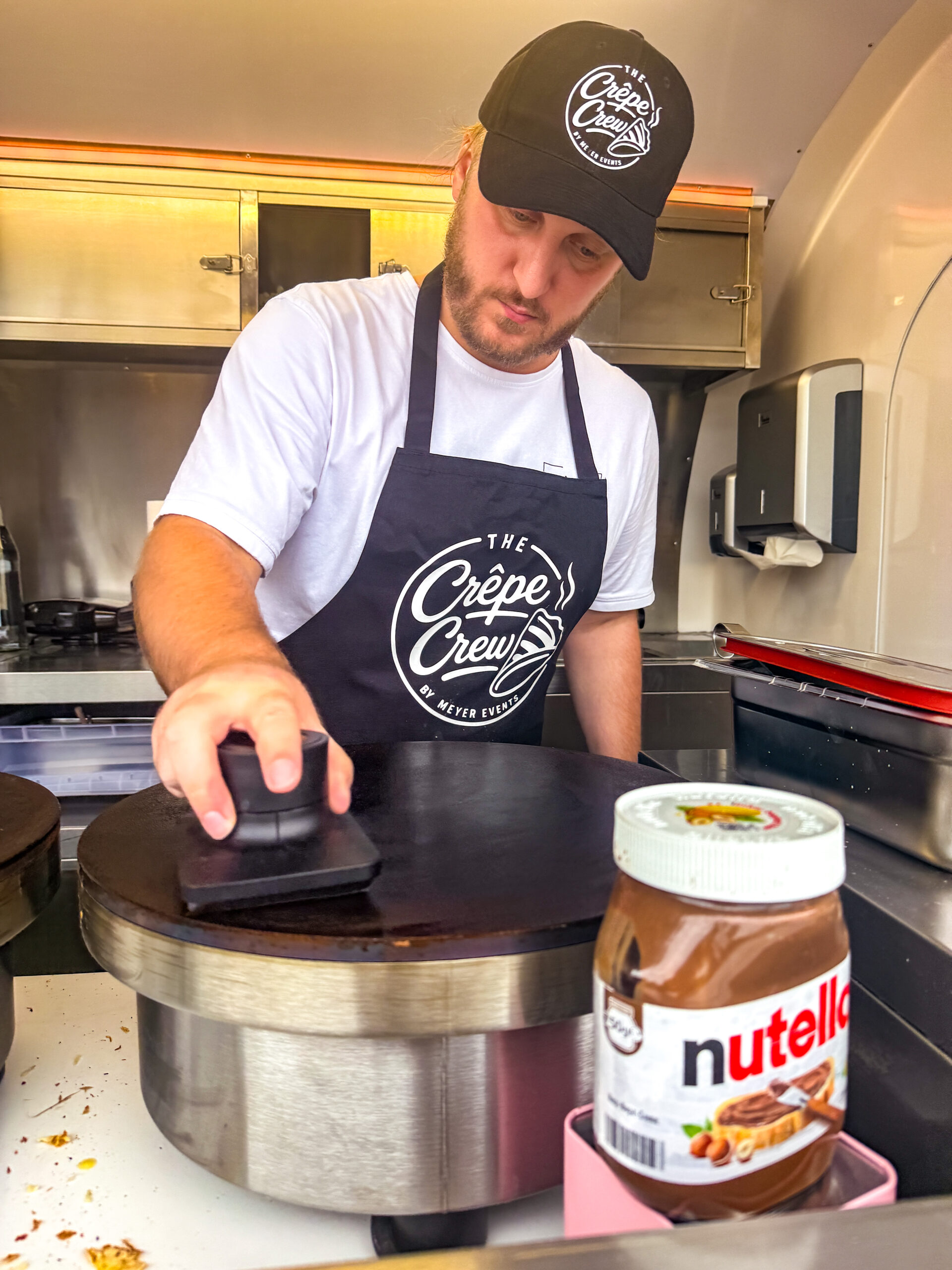 Ansgar von The Crêpe Crew bei der Crêpe-Zubereitung