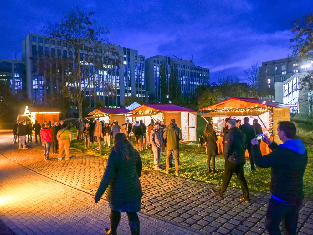 adesso Weihnachtsmarkt mit rund 300 Personen