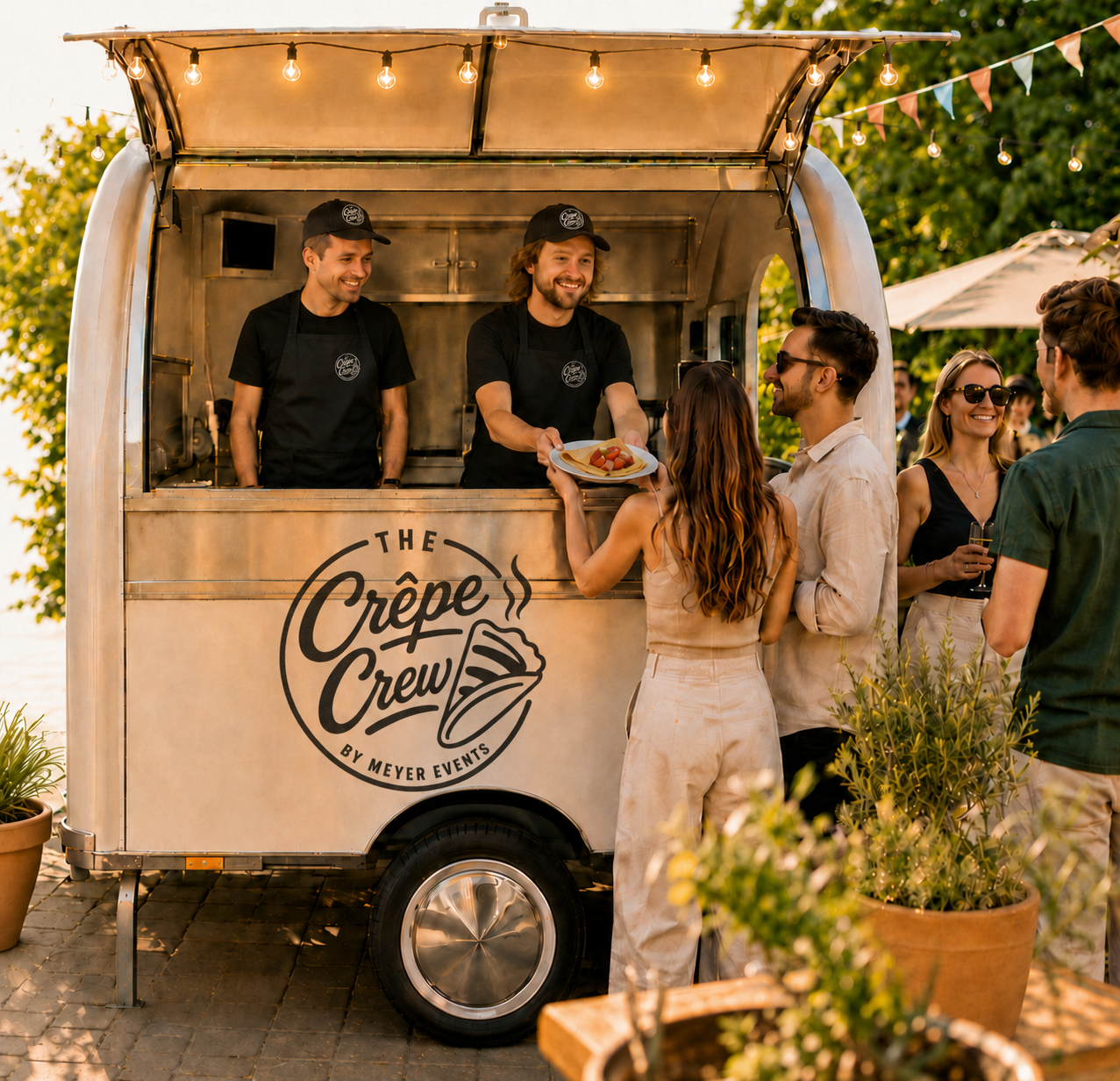 The Crêpe Crew serviert frische Crêpes am gebrandeten Foodanhänger bei einem sommerlichen Event