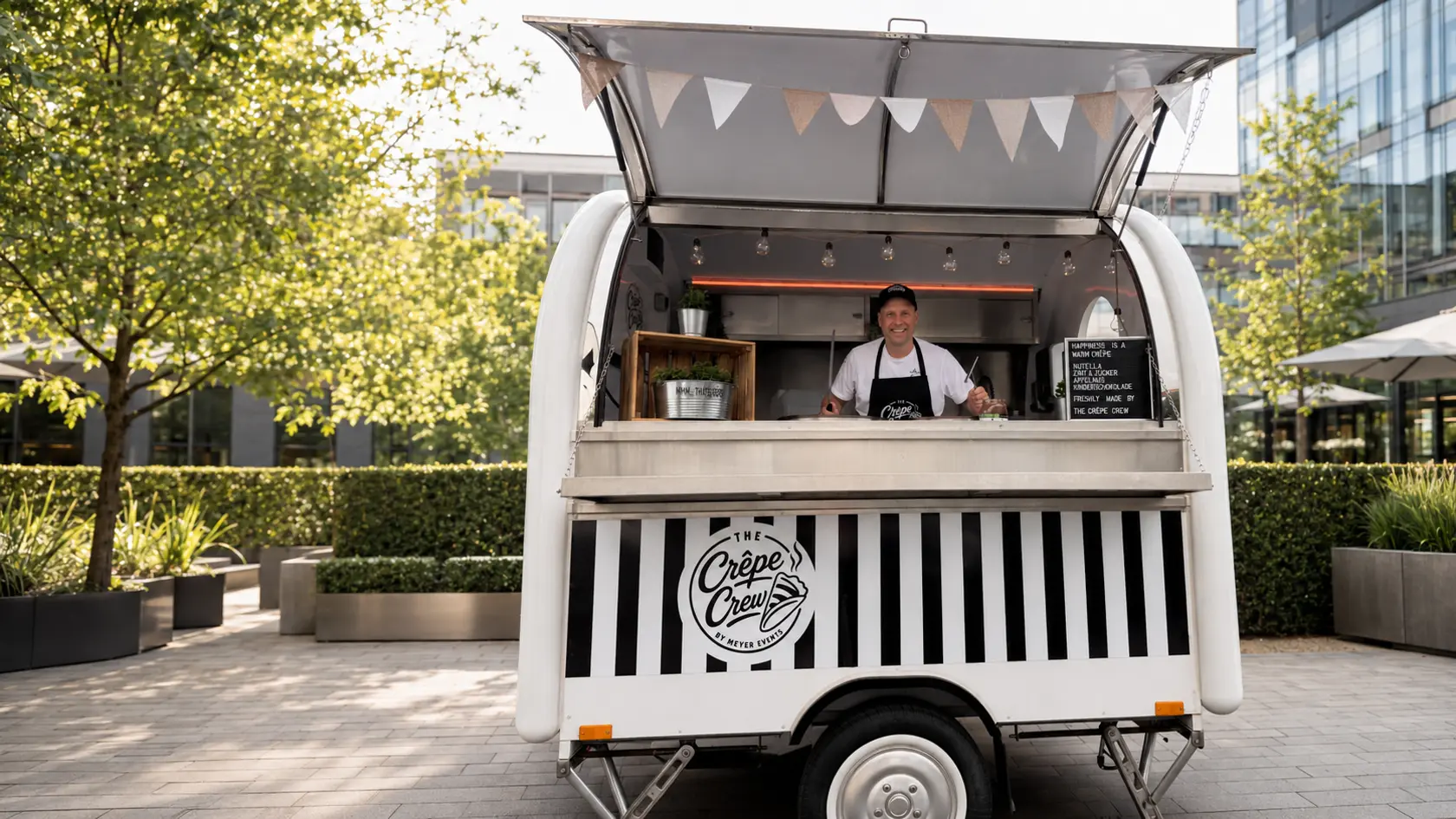 Martin von The Crêpe Crew im echten gebrandeten Crêpe-Wagen bei einem Event