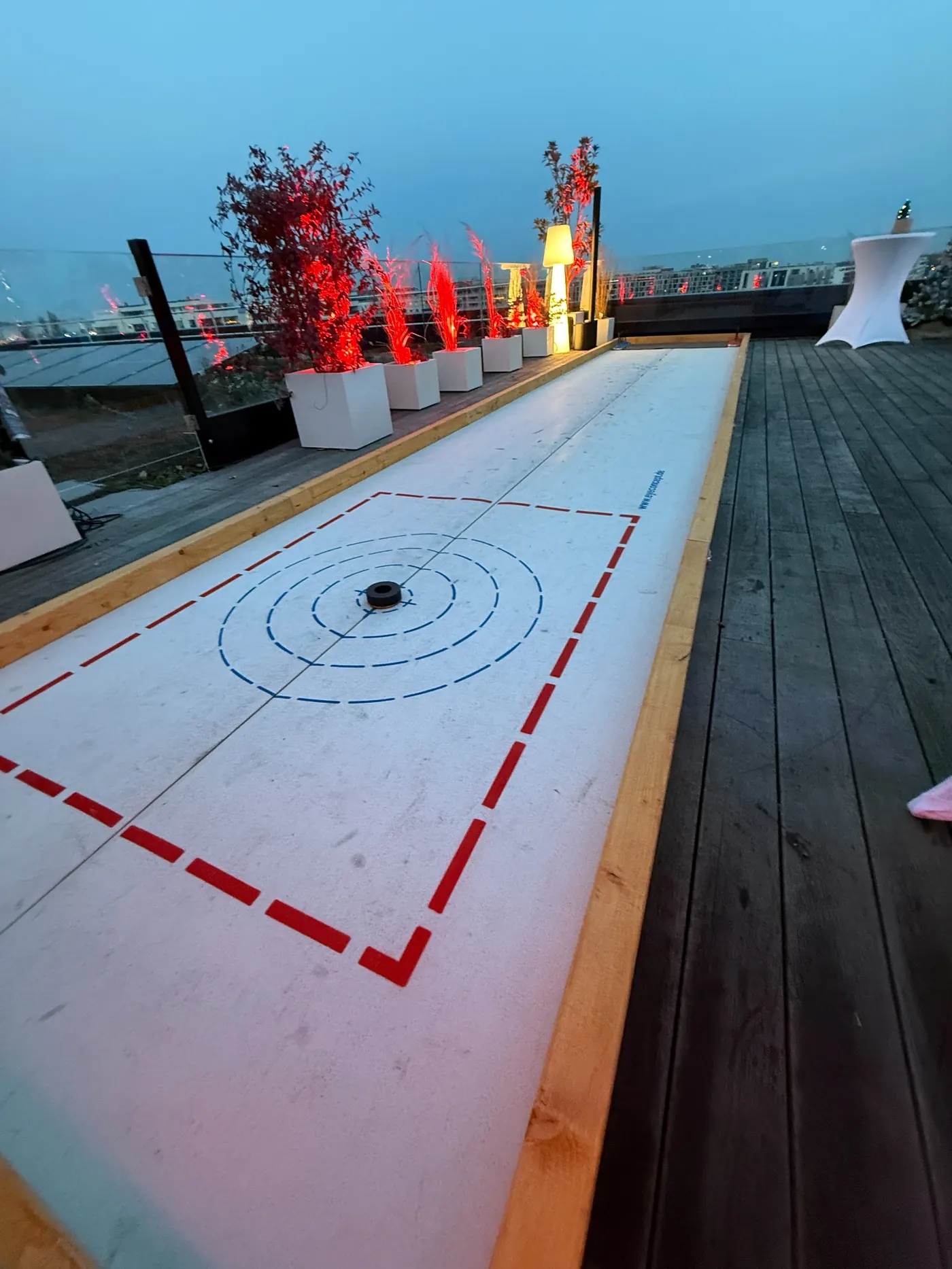 Eisstockschießen als Teambuilding auf einem Firmenweihnachtsmarkt in Frankfurt