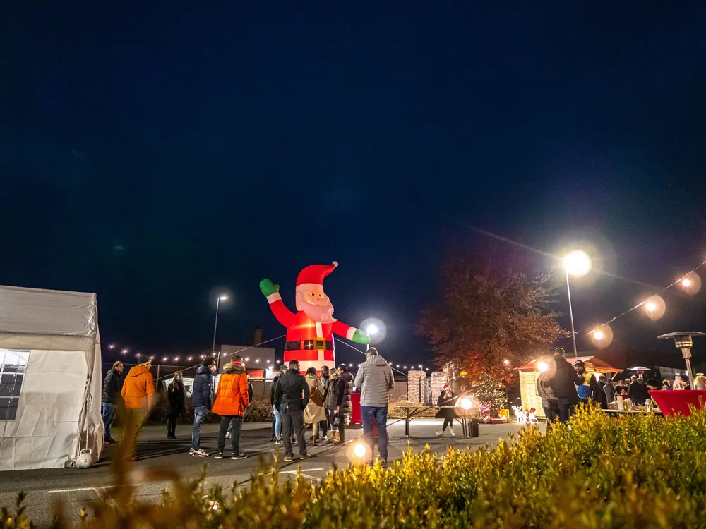 Großer Firmenweihnachtsmarkt mit rund 600 Personen