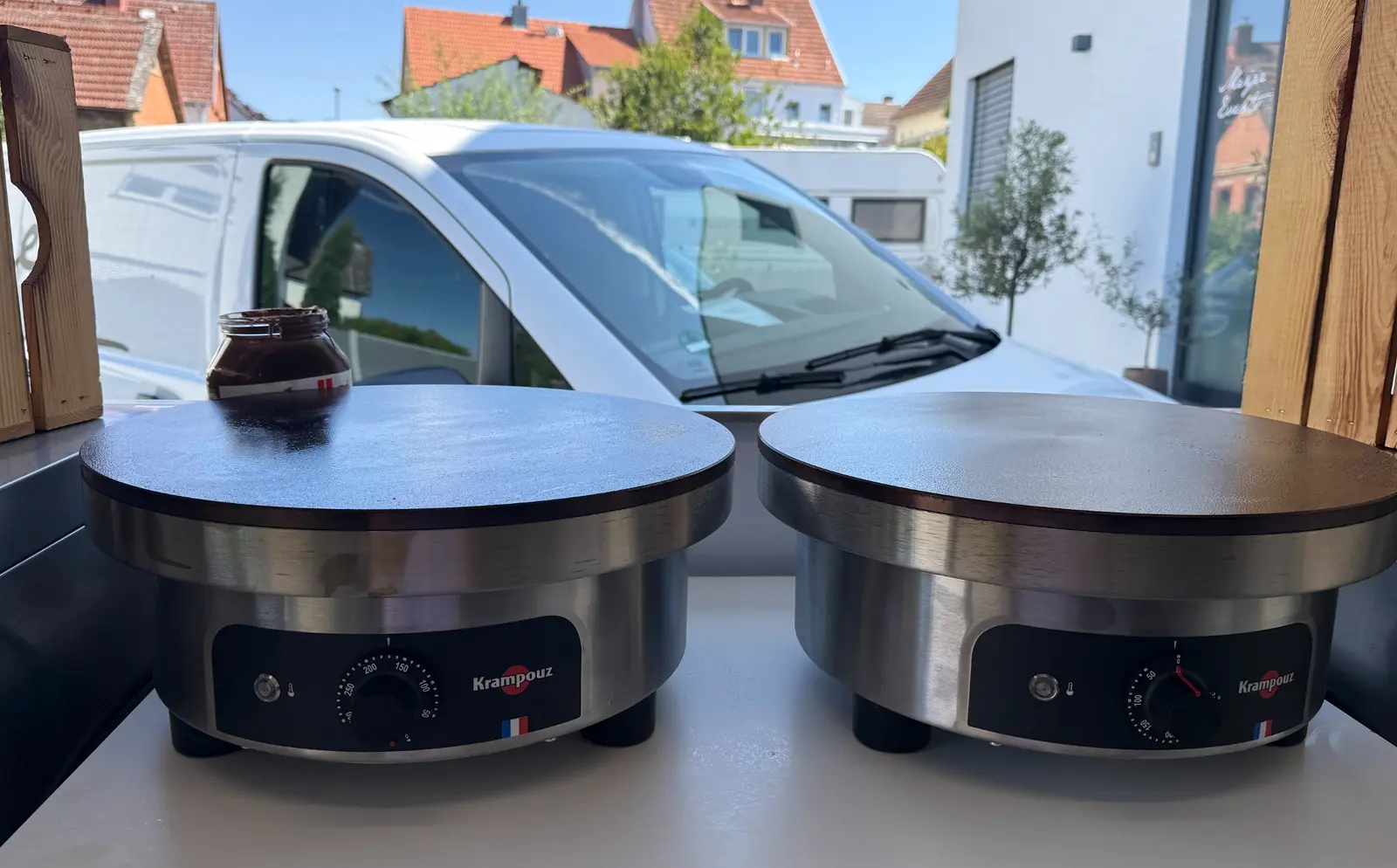 Zwei professionelle Krampouz-Crêpeplatten im The-Crêpe-Crew-Wagen