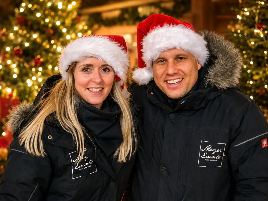 Patricia Meyer und Martin Meyer mit Weihnachtsmützen von Meyer Events
