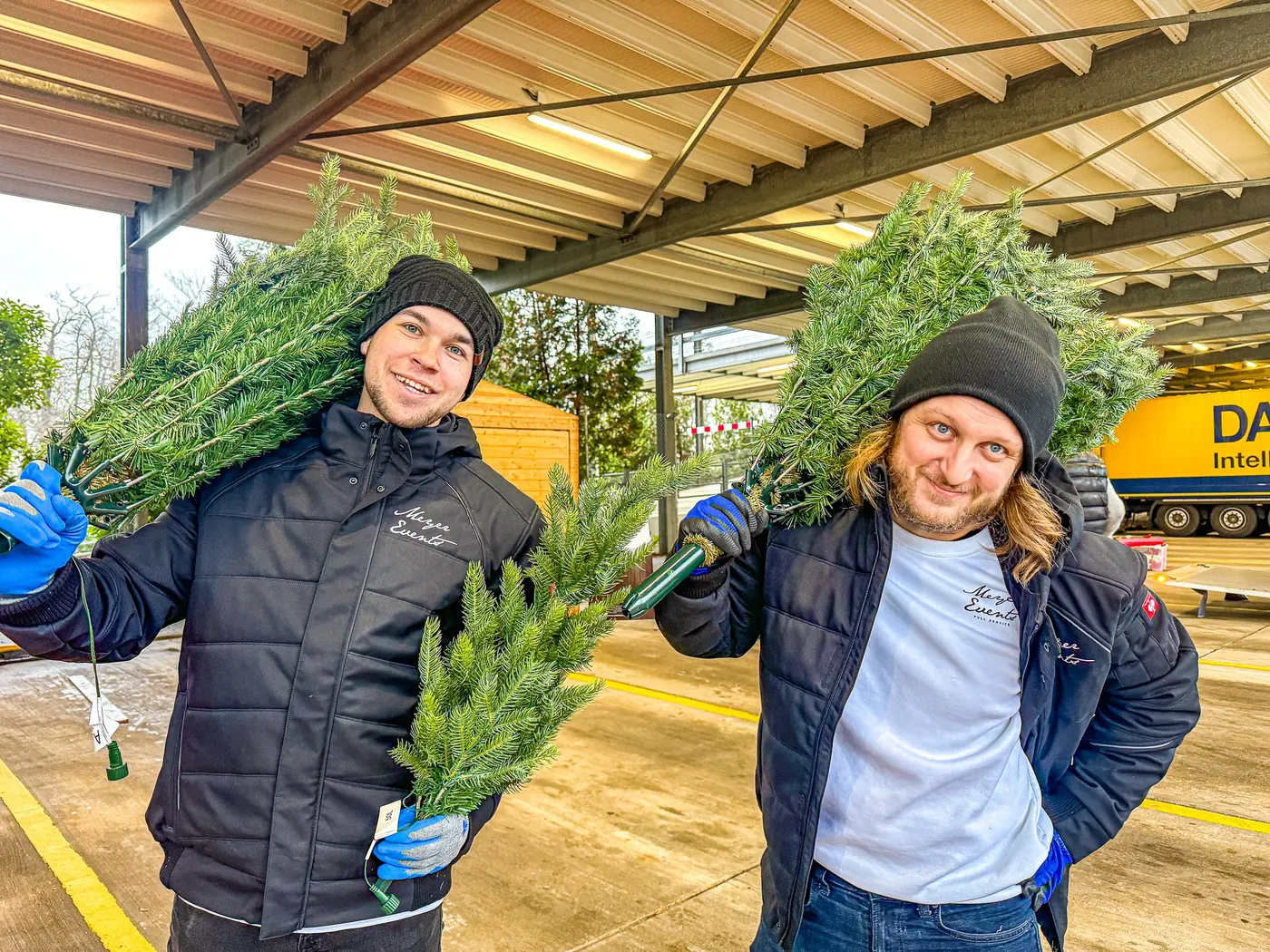 Meyer Events Team beim Aufbau mit Tannenbäumen