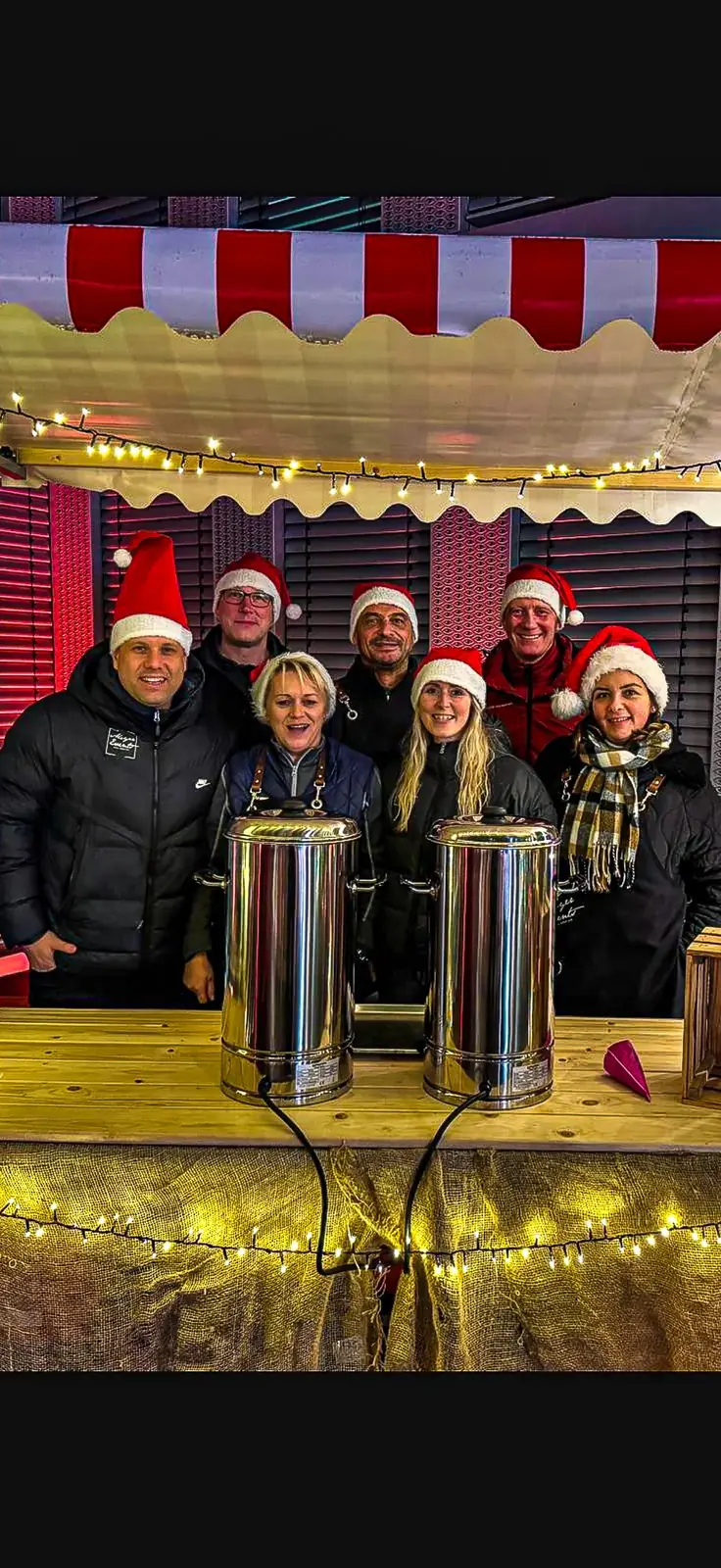 Meyer Events Team am Glühweinstand eines Firmenweihnachtsmarkts