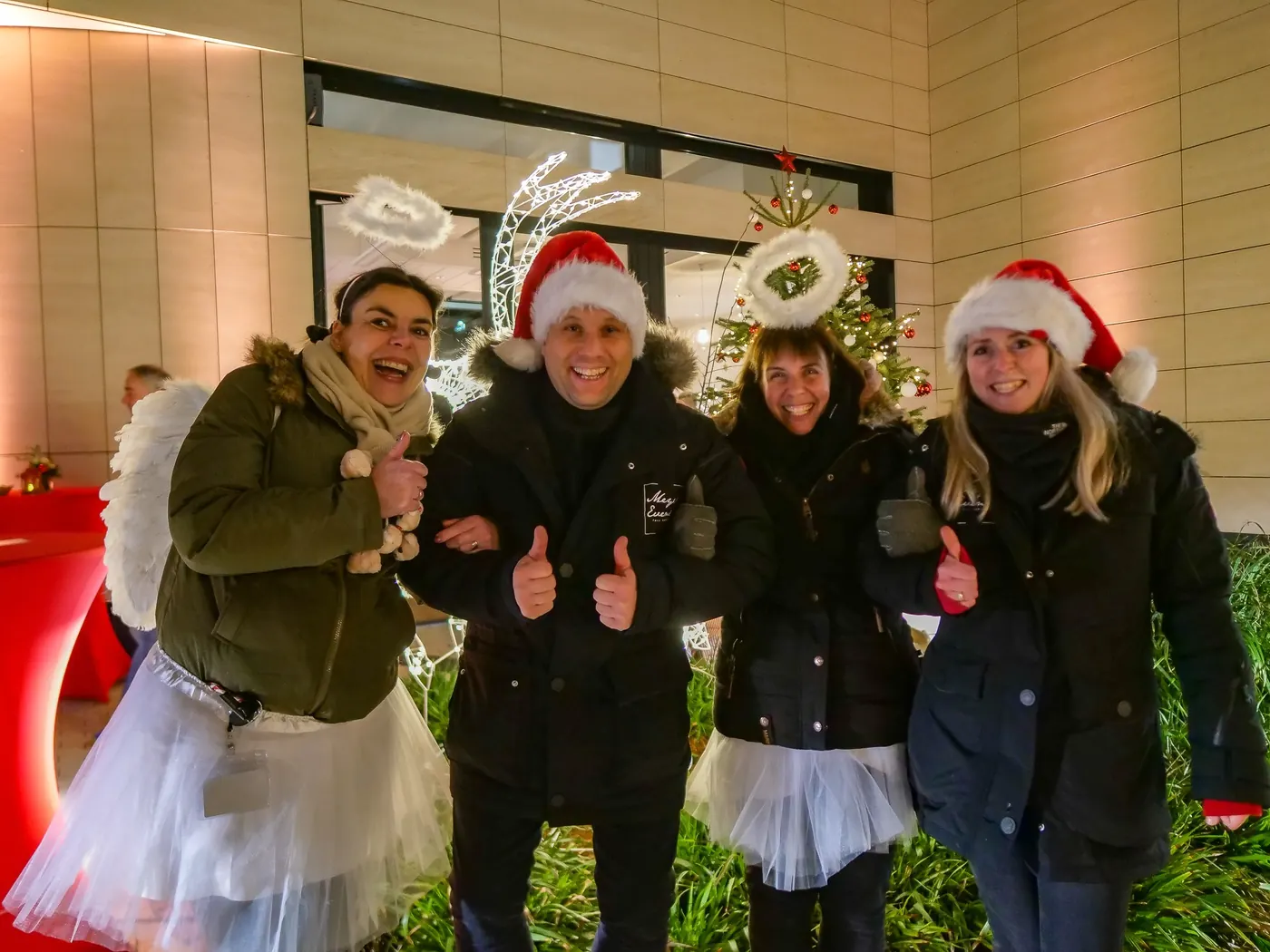 Meyer Events Team in Weihnachtsoutfits bei einem Firmenevent