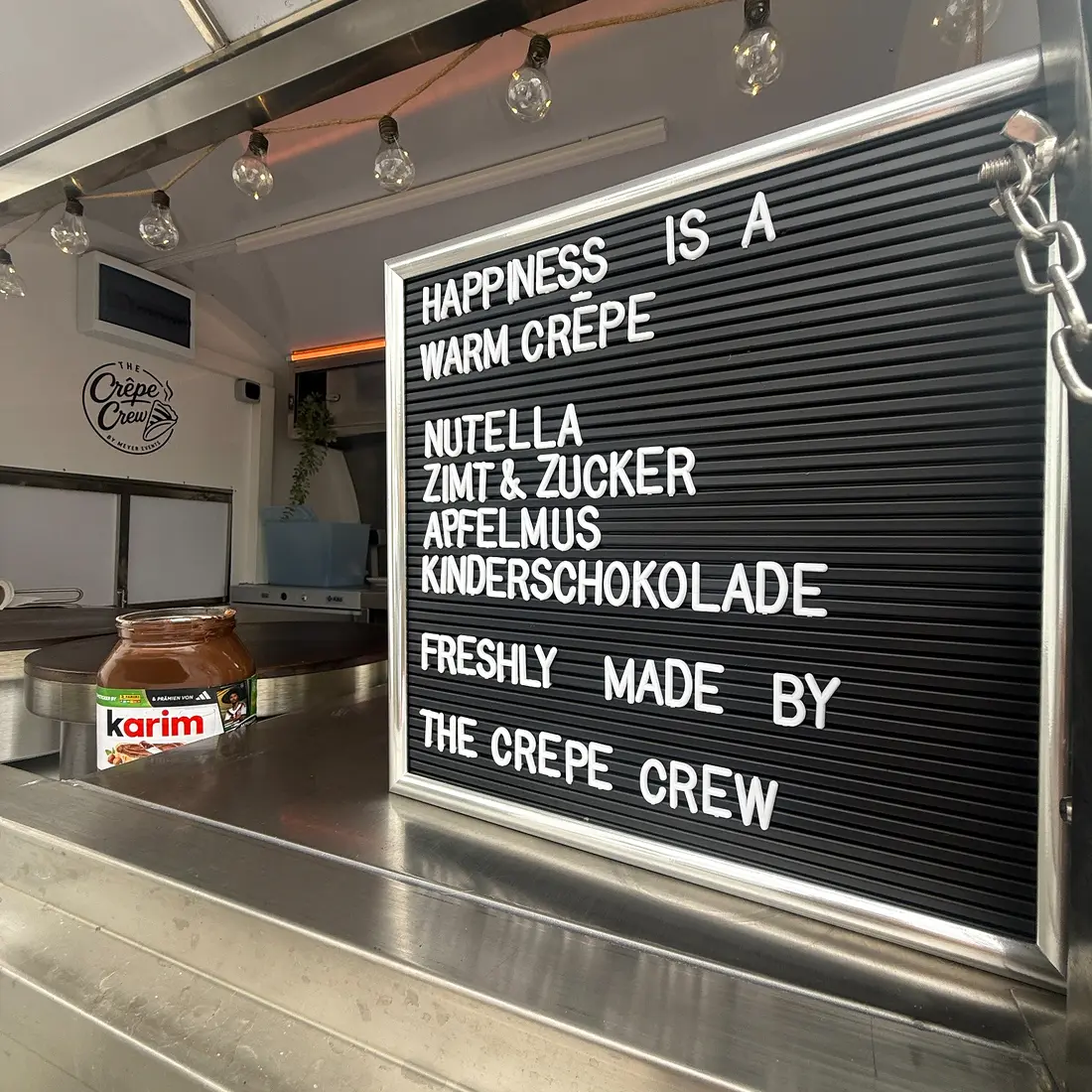 Letterboard und professionelle Ausgabe im echten Crêpe-Wagen für Messe und Kundenevent