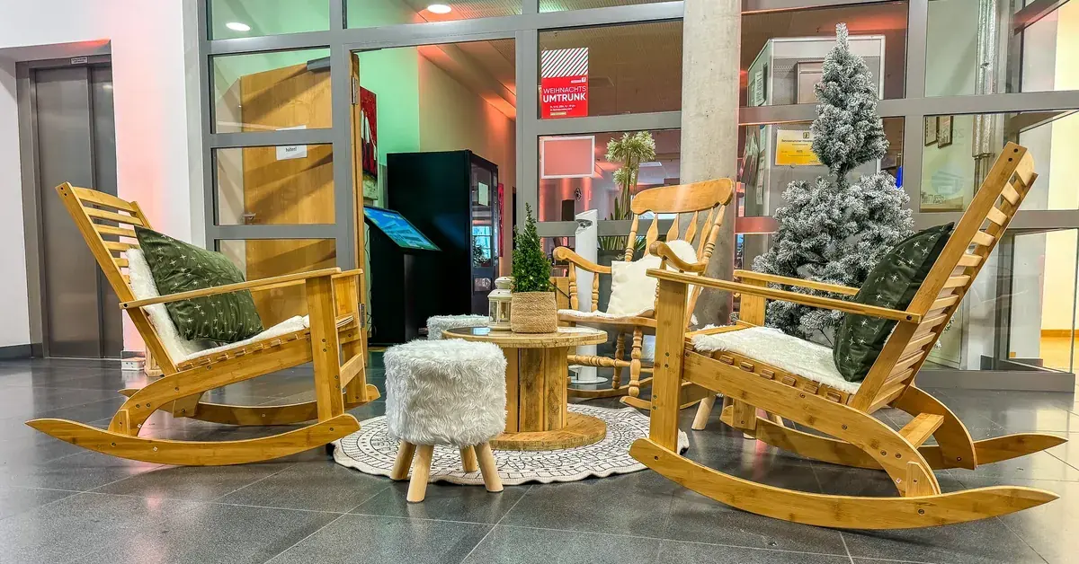 Schaukelstuhl-Lounge mit Holzstühlen für Firmenweihnachtsmarkt