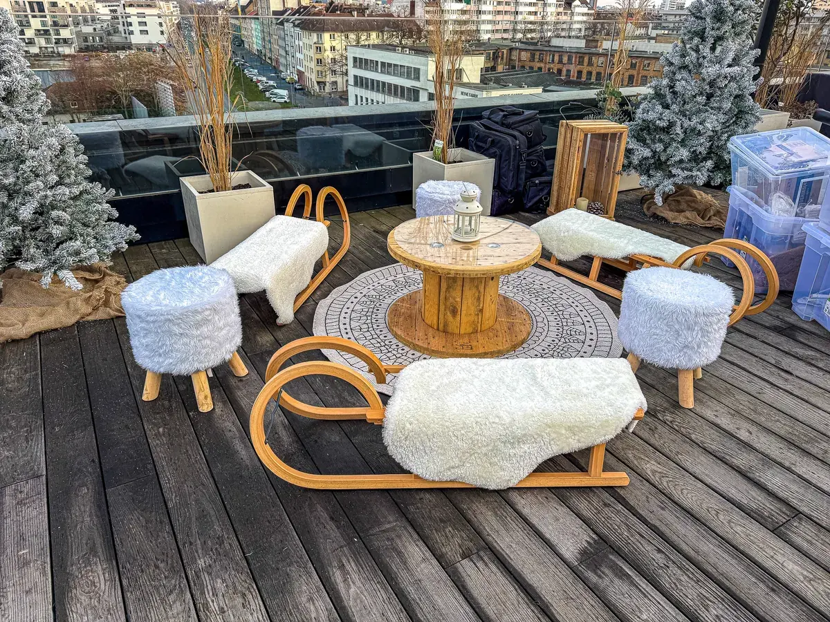 Schlitten-Lounge mit weißen Fellen für Firmenweihnachtsmarkt