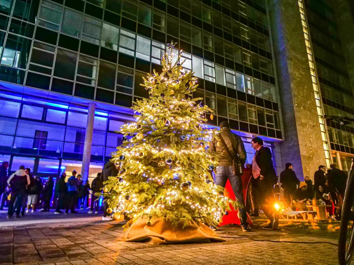 Beleuchteter Weihnachtsbaum für Firmenweihnachtsmarkt