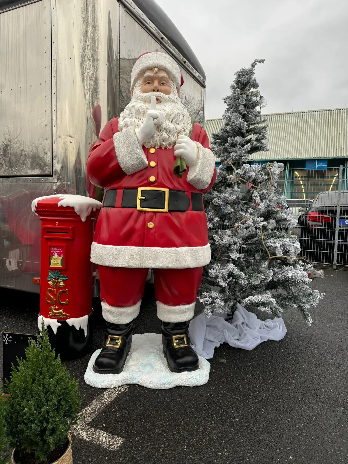 Weihnachtsmann Deko Figur für mobilen Weihnachtsmarkt