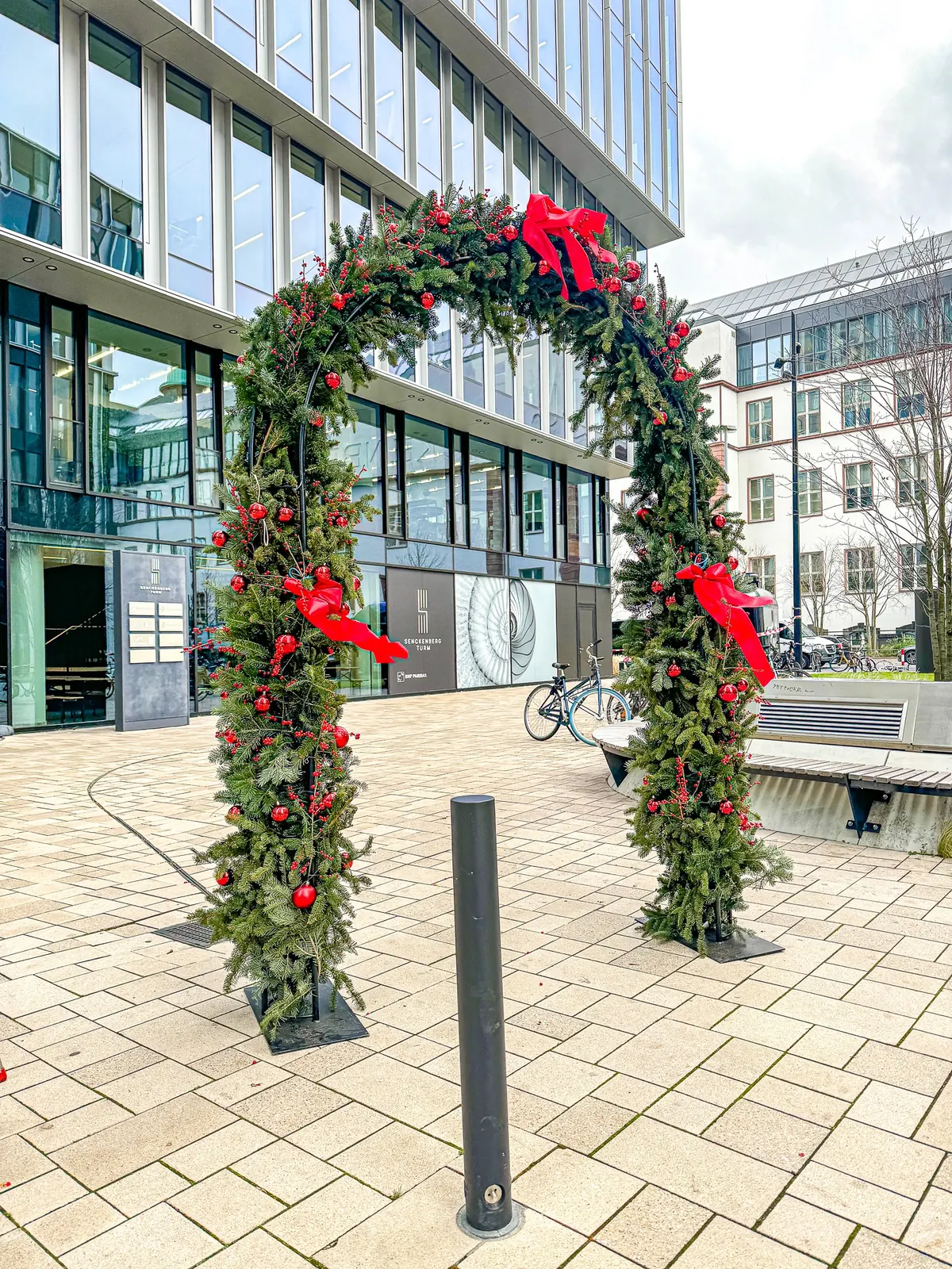 Weihnachtlicher Eingangsbogen mit Tannenzweigen in Frankfurt