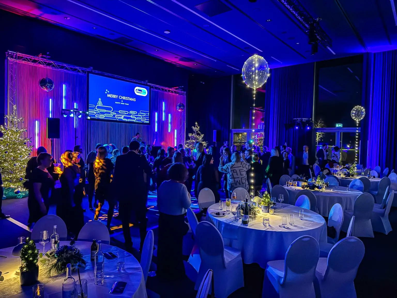 Festlich inszenierte Firmenweihnachtsfeier von Meyer Events mit Gästen, Bühne und Weihnachtsdekoration