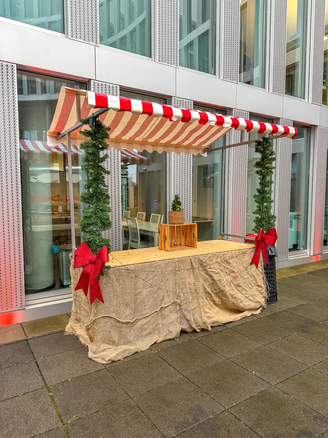 Mobiler Glühwein- und Punschstand auf einem Firmengelände
