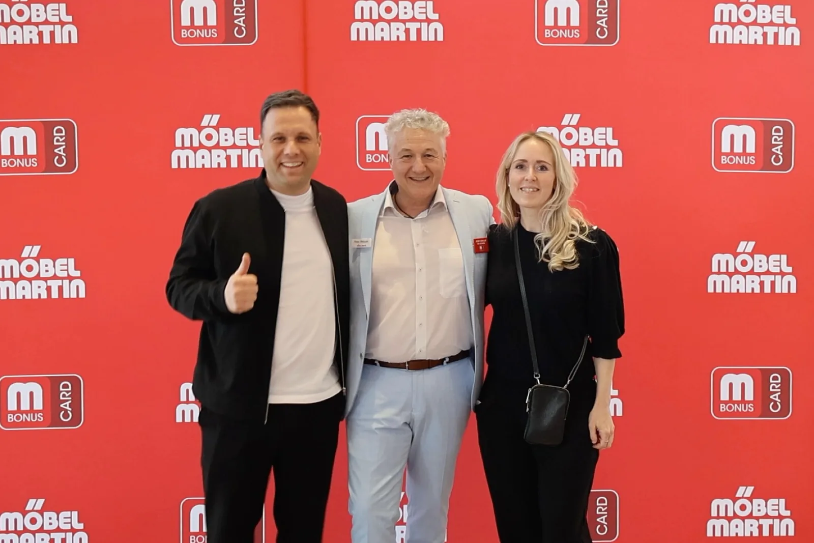 Martin und Patricia Meyer gemeinsam mit einem Kunden bei Möbel Martin